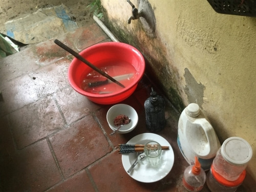 Ăn xong thì phải rửa bát. Trong nhà mình có bồn rửa bát nhưng không dùng đến, mọi người thường rửa bát ngoài sân để giữ nhà sạch sẽ. Hầu hết mọi người trong nhà đều làm vậy.