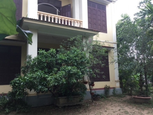 Nhà mình, một căn nhà bình thường. Nhìn cái cây bên phải cửa chính đi. Nó là cây phong thủy.