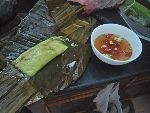 Bữa tối, một loại bánh làm từ gạo có nhân thịt băm ở giữa, ăn với nước mắm (nước mắm là loại nước chấm ngon nhất thế giới luôn).
