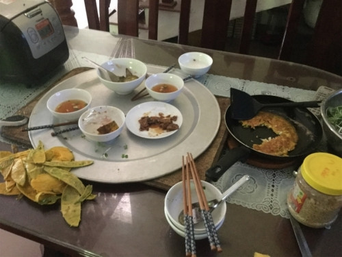 Bữa cơm trưa, mình là người duy nhất xử lý đống này. Có trứng rán, dưa muối, rau sống và thịt lợn.