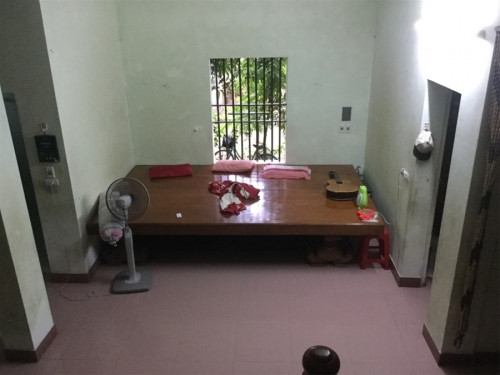 Chiếc giường siêu bự của mình, có mấy cái gối và đàn guitar. Cái này được gọi là cái phản làm bằng hai miếng gỗ dày 20 cm.