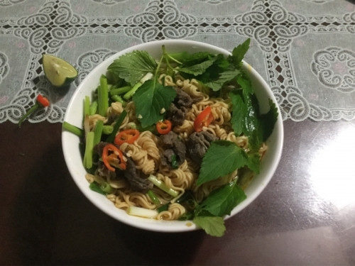 Giờ thì nấu ăn sáng. Bát mì đây, cách để bát mì thêm hấp dẫn đó là thêm rau. Mình đã không ăn hành được 5 tháng và giờ ăn một ít. Món ăn Việt Nam là sự kết hợp của màu sắc và mùi vị nên mình cho thêm rau thơm, ớt và chanh. Ngon tuyệt.