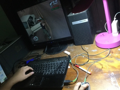 Em mình chơi điện tử. Cái máy tính siêu đẳng cấp. Nhà mình không có điều kiện nên không thể mua đồ tốt hơn. Nó thực ra là một phần cái máy tính xách tay bị vỡ và tái sử dụng bàn phím như máy tính bàn.