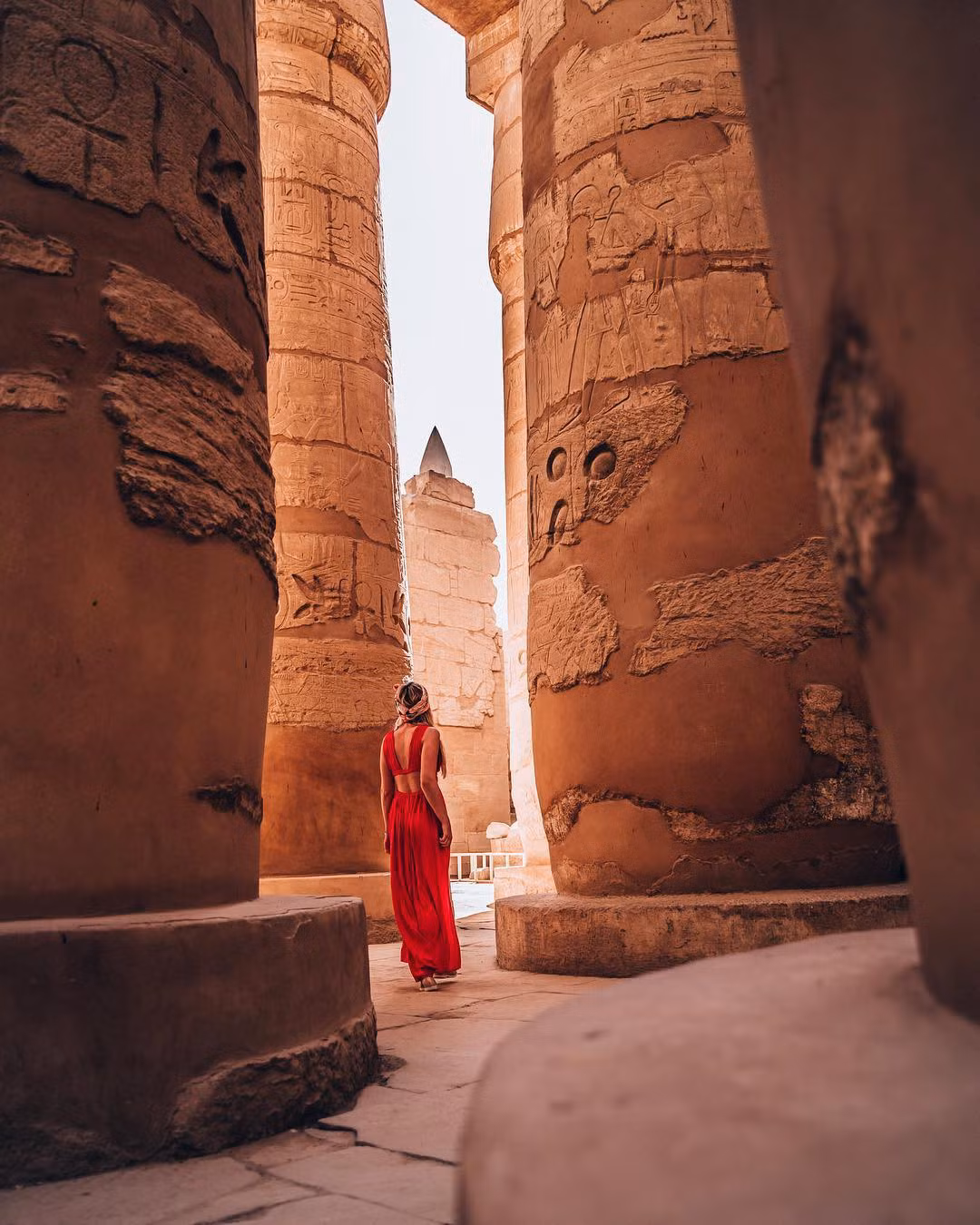 Nhìn từ xa, những cột trụ bằng đá thẳng tắp trong khuôn viên ngôi đền trông chẳng khác nào những "vệ binh" đang xếp hàng ngay ngắn.