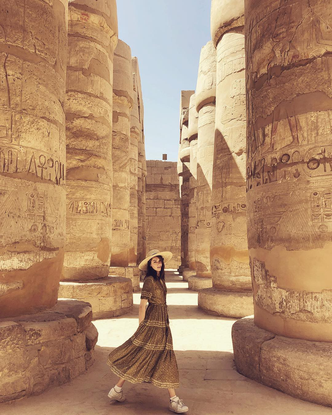 Ở mỗi một góc cạnh, những cột trụ lại tương phản bằng màu sắc khác nhau trong nắng. Theo quan niệm của người Ai Cập cổ đại, cột đá là những cây hoa mọc lên từ đất.