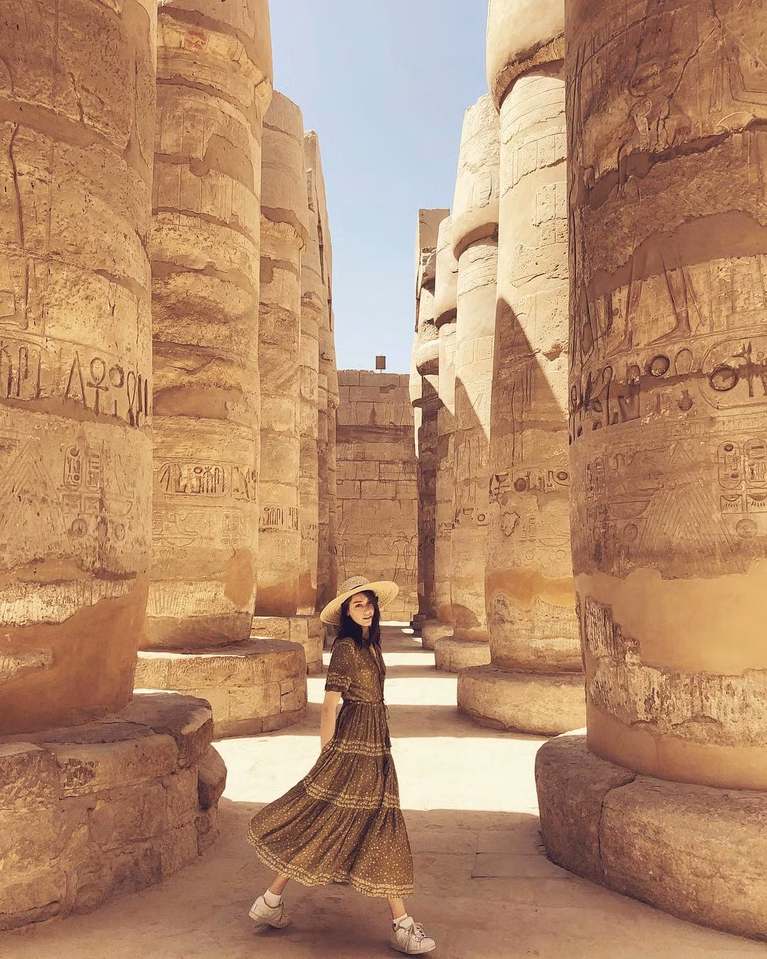 Ở mỗi một góc cạnh, những cột trụ lại tương phản bằng màu sắc khác nhau trong nắng. Theo quan niệm của người Ai Cập cổ đại, cột đá là những cây hoa mọc lên từ đất.