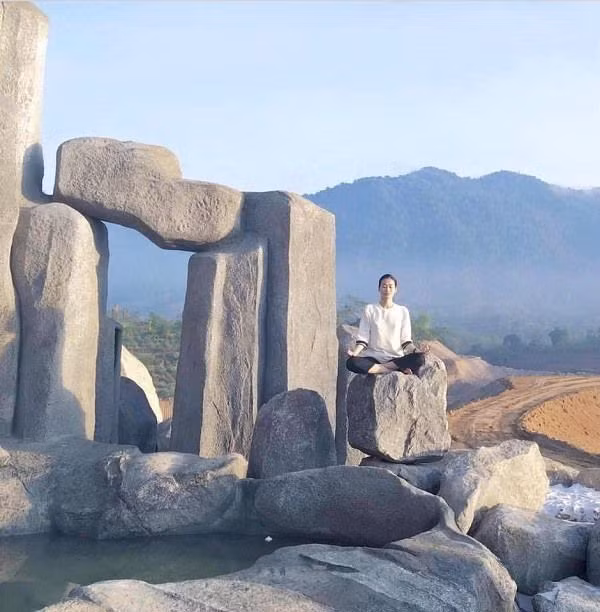 Tại Khu du lịch sinh thái M’Đrăk bạn không chỉ được ôm trọn bầu không khí trong lành, "đã mắt" với khung cảnh của một Dubai thu nhỏ mà còn có thể khám phá các di sản văn hóa, đặc sản núi rừng Tây Nguyên.