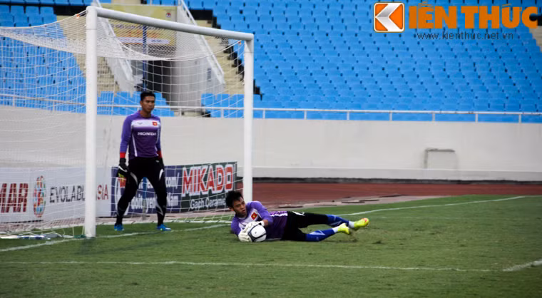 Sau bài khởi động, các thủ môn được tập riêng một phần sân.