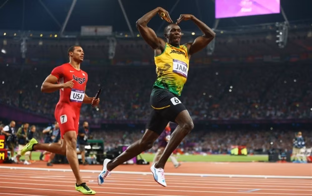 Khi tham dự nội dung 4x100m tiếp xúc, "Tia chớp đen" Usain Bolt còn vòng tay làm hình trái tim sau khi băng băng tiến về đích.