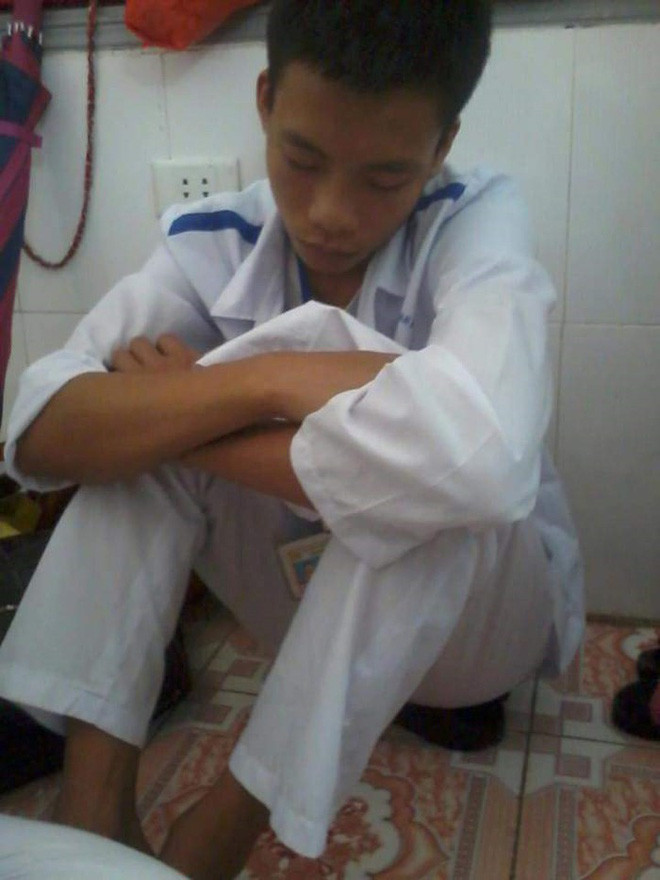 Ngay sau khi câu chuyện và những hình ảnh về những tư thế ngủ bá đạo của sinh viên ngành Y được đăng tải, dân mạng đã đưa ra rất nhiều ý kiến. Đa phần đều thông cảm rằng, các bạn sinh viên này quả là vất vả đến giấc ngủ thôi với họ cũng là thứ quá xa xỉ.