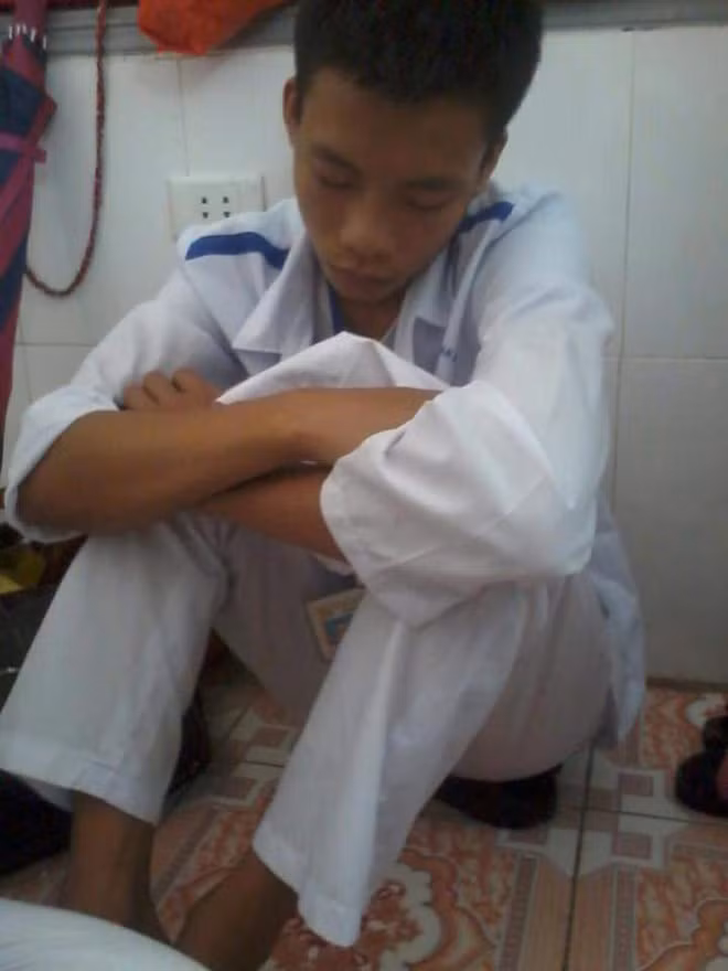 Ngay sau khi câu chuyện và những hình ảnh về những tư thế ngủ bá đạo của sinh viên ngành Y được đăng tải, dân mạng đã đưa ra rất nhiều ý kiến. Đa phần đều thông cảm rằng, các bạn sinh viên này quả là vất vả đến giấc ngủ thôi với họ cũng là thứ quá xa xỉ.