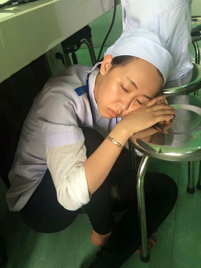 Trong ca trực, hầu như các sinh viên Y khoa họ chỉ mong có chỗ ngả lưng. Dù không phải là bác sĩ, y tá chính thức nhưng các bạn vẫn phải tập làm quen với công việc tại bệnh viện, nhà thuốc từ khi còn ngồi trên ghế nhà trường.