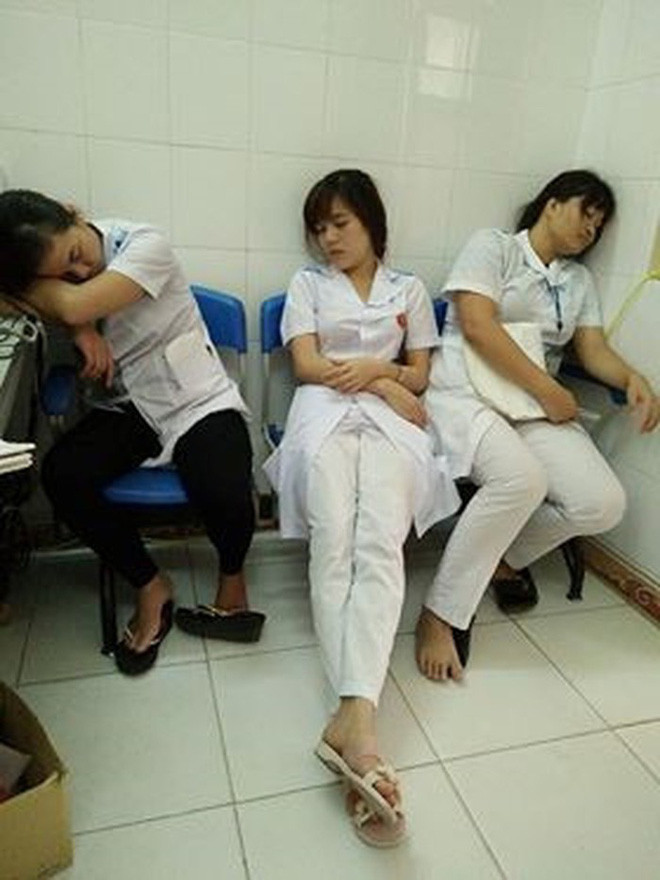 Ca trực trung bình thường có 4-6 sinh viên, trước 24h là cả team cùng trực còn sau đó chia nhau để tranh thủ chợp mắt. Đây là điều mà nhiều bạn đã chia sẻ.