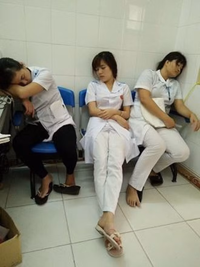 Ca trực trung bình thường có 4-6 sinh viên, trước 24h là cả team cùng trực còn sau đó chia nhau để tranh thủ chợp mắt. Đây là điều mà nhiều bạn đã chia sẻ.