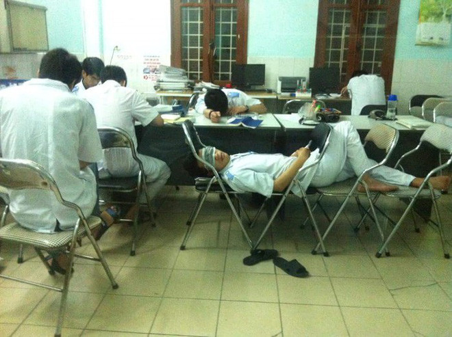 Như đã biết, ngành Y cũng là 1 trong những ngành học khó nhất, điểm đầu vào bao giờ cũng thuộc top cao nhất trong các trường dù ở Việt Nam hay trên thế giới. Những sinh viên của ngành học này thường xuyên phải tiếp bệnh nhân và thời gian ngủ của họ là rất quý giá.