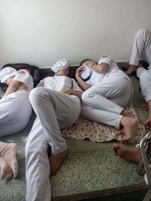 Cũng là 1 sinh viên ngành Y, bạn Kim Huệ chia sẻ: "Thực sự học Y rất mệt, sáng đi học, chiều đi học, tối đi trực nguyên đêm, hết ngày! Ban đêm mọi người chăn ấm nệm êm thì mình ngủ vật vờ chỗ trực, hết gầm bàn đến gầm ghế, thậm chí ngay dưới sàn nhà lạnh lẽo. Ngày lễ, Tết cũng thế, ai ai cũng đi chơi với người yêu, quây quần bên gia đình còn mình vẫn phải đi trực."