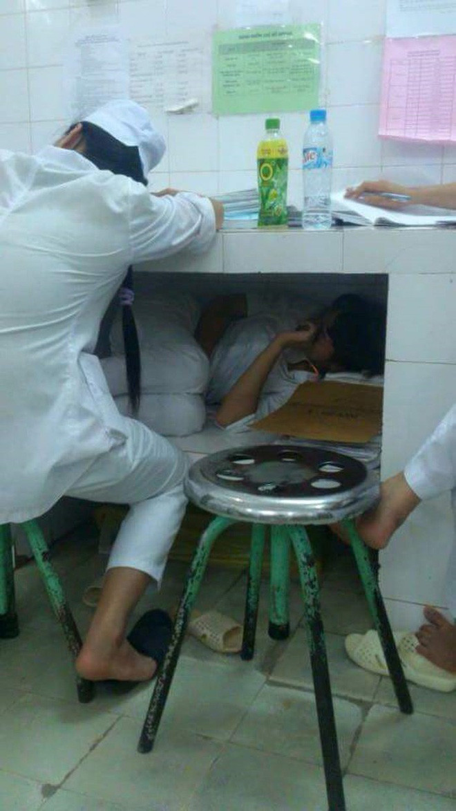 Bạn Thu Thảo, 1 sinh viên ngành Dược cũng cho biết: "Đừng nghĩ chỉ có ngành Y mới vất vả, học ngành Dược cũng khổ chẳng kém. Chia tay người yêu chỉ vì nhỡ đăng ký học ngành này."