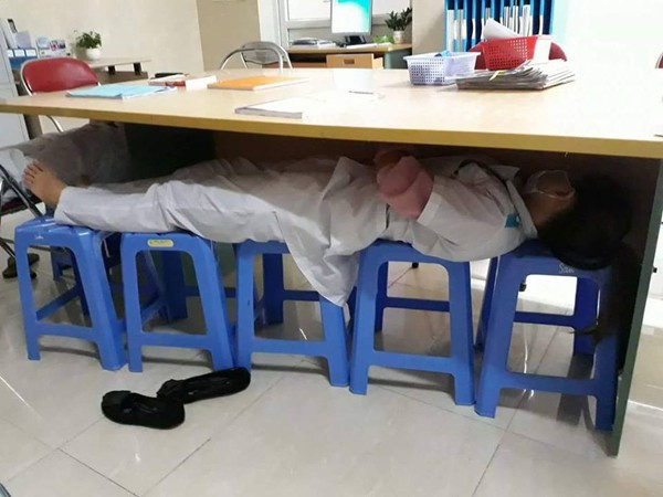 Mới đây, câu chuyện và những hình ảnh của một sinh viên Y khoa được chia sẻ trên một diễn đàn dưới đây thêm một lần cho chúng ta thấy được nỗi vất vả các sinh viên thực tập gian nan đến mức nào.