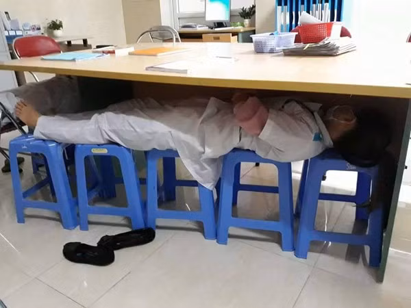 Mới đây, câu chuyện và những hình ảnh của một sinh viên Y khoa được chia sẻ trên một diễn đàn dưới đây thêm một lần cho chúng ta thấy được nỗi vất vả các sinh viên thực tập gian nan đến mức nào.