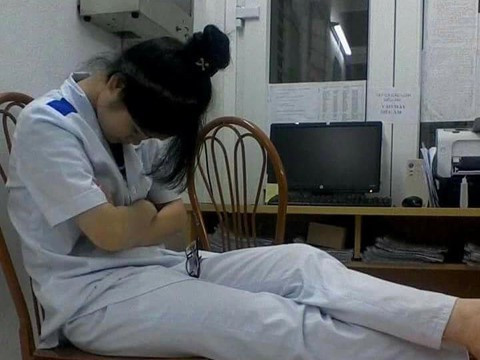 Những giấc ngủ ngắn là điều mà các sinh viên ngành Y quá quen thuộc trong những lần đi thực tập của mình tại các bệnh viện. Thậm chí, họ còn truyền tai nhau rằng chỉ cần được chợp mắt 5 phút thôi là đủ hạnh phúc lắm rồi.