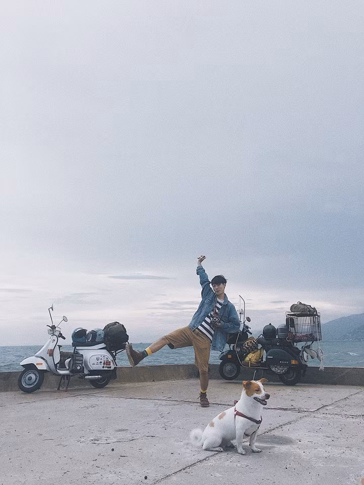 "Tại mình nuôi Bon từ bé xíu, thương lắm nên mình cũng muốn Bon cũng được đi chơi cùng", Minh Trúc chia sẻ thêm.