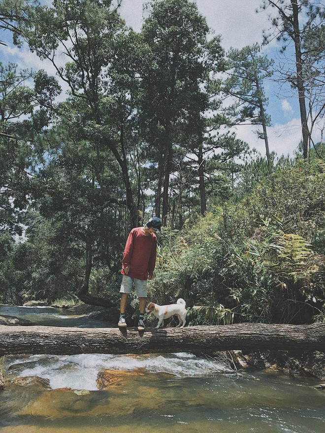 Tất cả những dụng cụ cần thiết trong chuyến đi được Minh Trúc và bạn gái thồ hết lên xe. Phía sau xe là chiếc lồng chó gọn gàng, dễ thương.