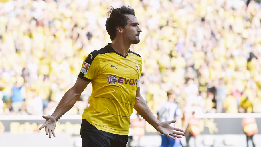 Trường hợp mới nhất chắc chắn là Mats Hummels. Người hâm mộ Borussia Dortmund có lẽ không khỏi sốc khi trang chủ của đội bóng này chính thức lên tiếng với thông tin Bayern Munich chiêu mộ Hummels.Theo đó, Dortmund xác nhận Hummels đề đạt nguyện vọng muốn được chuyển tới đầu quân cho Bayern Munich trong thời gian tới tuy nhiên việc đàm phán vẫn chưa được hai đội xúc tiến. Ảnh: Independent.