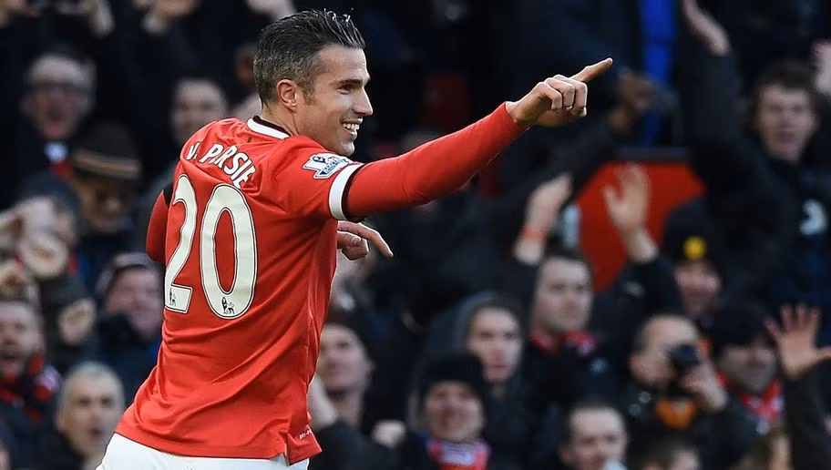 Robin van Persie từng là người rất được yêu mến ở Arsenal, thế nhưng mọi thứ mau chóng thay đổi khi anh quyết tâm không gia hạn hợp đồng với Pháo thủ để chuyển sang Manchester United. Rất nhiều cổ động viên Arsenal tỏ ra tức giận, họ cho rằng mình bị phản bội sau nhiều năm giúp cho chân sút siêu sao này vượt qua chấn thương.