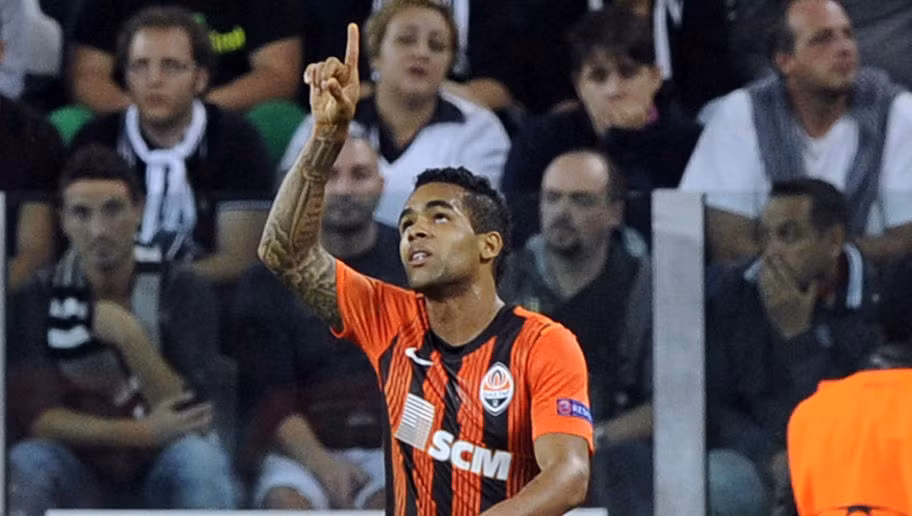 Câu chuyện Alex Teixeira - Liverpool chính là một trong những câu chuyện nóng nhất trong kỳ chuyển nhượng tháng Giêng năm 2016. Teixeira thậm chí còn phát biểu muốn được gia nhập Liverpool và đang chờ Shakhtar Donetsk đạt thỏa thuận chuyển nhượng với đội bóng nước Anh.