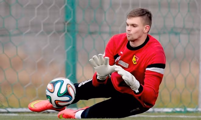 Được đánh giá là "người gác đền" hứa hẹn bậc nhất của bóng đá Ba Lan, sao mai Bartlomiej Dragowski khiến CLB Fiorentina (Italia) phải chi ra số tiền khá lớn để có sự phục vụ của anh ở mùa hè vừa qua.