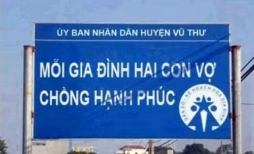 Ý nghĩa của các câu khẩu hiệu thì không sai, thế nhưng cách xuống dòng hay dùng dấu khiến chúng bị nhiều người nghĩ sai lệch và trở thành trò tiêu khiển.