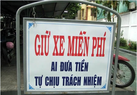 Mặc dù nhận trong xe miễn phí, thế nhưng "Ai đưa tiền" thì nên tự chịu trách nhiệm và người trông xe vẫn có quyền cầm.