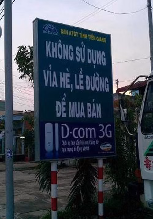 Ngăn chặn nạn lấn chiếm vỉa hè, lòng đường để bán sim dạo, một tấm biển đã được các cơ quan chức năng dựng nên.