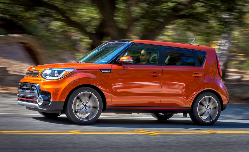 Kia Soul (16.490): Soul một trong số ít các mẫu SUV giá rẻ Kia chưa tới 17.000 USD trên thị trường hiện nay. Với các trang bị như radio vệ tinh AM/FM/MP3/SiriusXM, dàn âm thanh 6 loa, kết nối Bluetooth cùng sức mạnh 130 mã lực từ động cơ 1.6L, Soul hoàn toàn khiến khách hàng hài lòng với chất lượng hoạt động bền bỉ của nó trong tầm giá hợp lý.