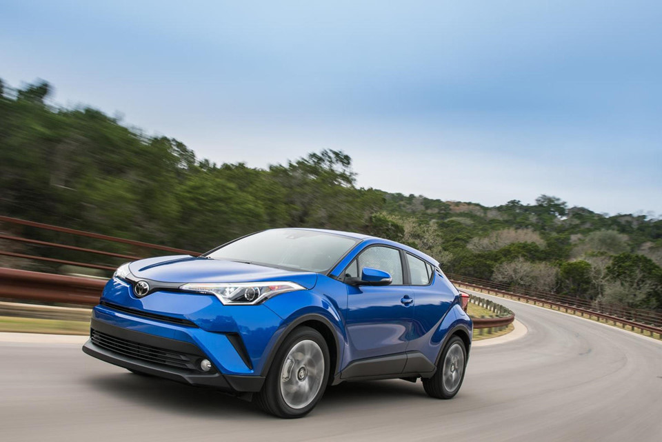 Toyota C-HR LE (20,995 USD): Là bản tiêu chuẩn nhưng nó không bị cắt giảm các tính năng an toàn. Chiếc xe SUV giá rẻ này vẫn sở hữu gói Toyota Safety Sense P bao gồm hệ thống phanh khẩn cấp tự động, cảnh báo chệch làn đường, đèn pha chiếu sáng tự động và điều khiển hành trình thích ứng. Xe dùng động cơ 4 xi-lanh 2.0L cho công suất 144 mã lực.