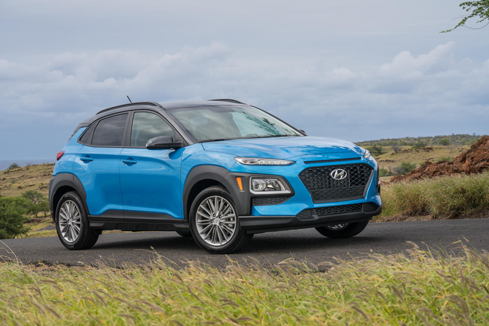 Hyundai Kona SE (19.990 USD): Màn hình cảm ứng 7 inch kết nối Apple CarPlay/Android Auto, camera lùi, hệ thống kiểm soát hành trình và cảnh báo tài xế mất tập trung đảm bảo Kona SE là một trong những lựa chọn hàng đầu ở tầm giá 20.000 USD. Xe sử dụng động cơ 4 xi-lanh 2.0L, sản sinh công suất 147 mã lực.