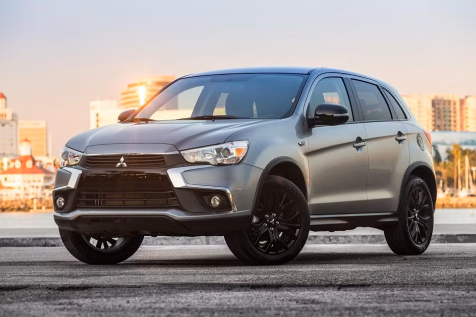 Mitsubishi Outlander Sport SE (20.945 USD): Outlander Sport có khoang nội thất sang trọng với hàng loạt trang bị như 4 loa âm thanh nổi kết nối Bluetooth, camera lùi, hệ thống kiểm soát hành trình và hệ thống tự động điều hòa khí hậu. Sức mạnh của xe SUV giá rẻ Mitsubishi đến từ động cơ 4 xi-lanh 2.0L, cho công suất 148 mã lực.