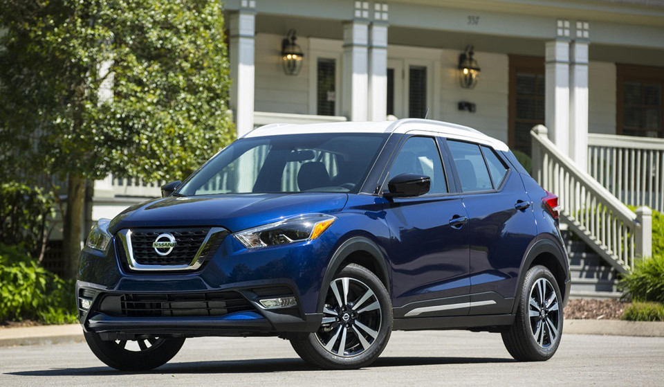 Nissan Kicks S (18.540 USD): Là mẫu xe thay thế cho chiếc Juke đã bị khai tử, Kicks sở hữu kiểu dáng năng động và khỏe khoắn hơn so với người tiền nhiệm. Động cơ 4 xi-lanh 1.6L với công suất 125 mã lực cho mức tiêu thụ nhiên liệu đáng ngưỡng mộ: 6,5 lít/100 km trên đường cao tốc và 7,1 lít/100 km với chu trình hỗn hợp. Bên trong, xe tiếp tục ghi điểm với không gian nội thất rộng rãi cùng nhiều tính năng trang bị.