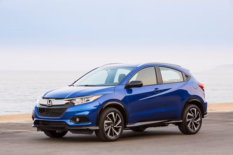 Honda HR-V LX (20.520 USD): So với các đối thủ trong cùng tầm giá, xe được đánh giá cao về tiện nghi với các trang bị như đèn pha full LED, dàn âm thanh 4 loa kết nối Bluetooth, màn hình cảm ứng 7 inch, chế độ lái tiết kiệm ECO và hàng ghế sau có thể gập 60/40 để gia tăng không gian chứa đồ. Động cơ xe là loại 4 xi-lanh 1.8L cho công suất 141 mã lực.