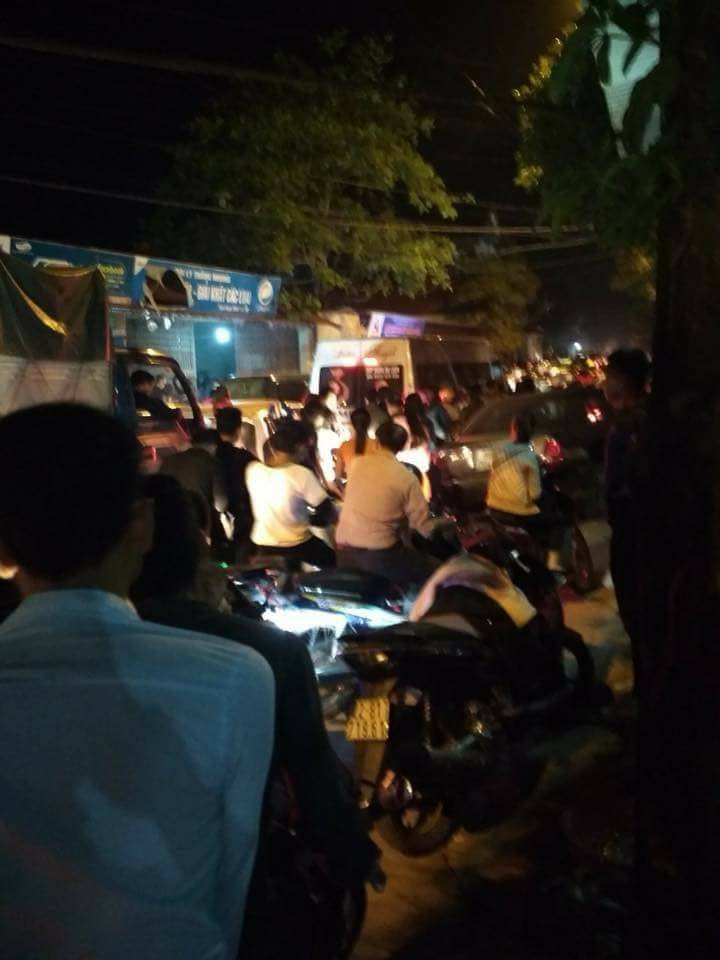 Nhìn cảnh tắc đường mà nhiều người đã tắt máy để dắt bộ từng bước.