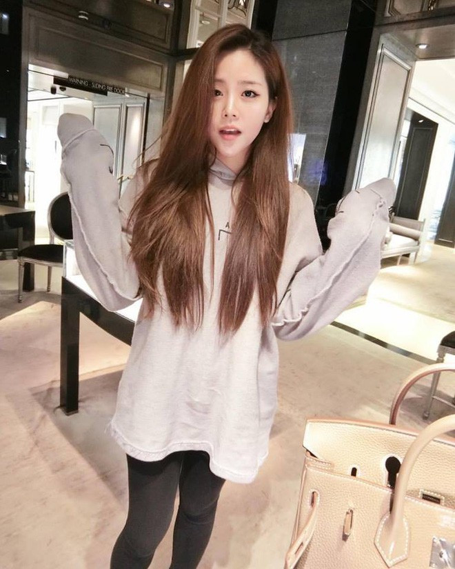 Khác với anh trai đam mê làm nghệ thuật và kinh doanh tại Việt Nam, Thoại Liên lại quyết định đi du học và định cư tại Úc.