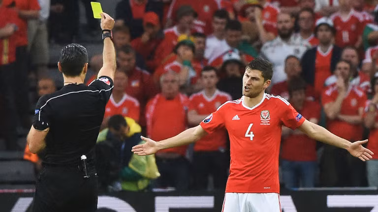 Cũng giống như Ramsey, Ben Davies là cái tên của ĐT Xứ Wales sẽ không có mặt tại trận bán kết gặp ĐT Bồ Đào Nha vì đã nhận đủ 2 thẻ vàng.