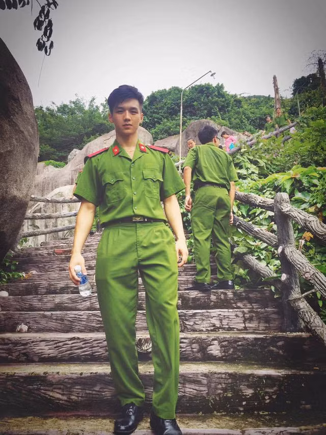 Chỉ sau ít giờ đăng tải, bức ảnh về chàng học viên cảnh sát bí ẩn này nhận được hơn 9 nghìn lượt thích và hơn 35.000 người theo dõi trên mạng xã hội.