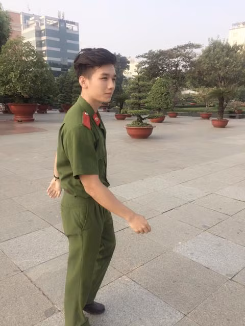 Đặc biệt khi nhìn ở góc mặt nghiêng, anh chàng này càng khiến mọi người phải ngây ngất.