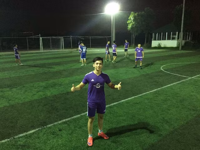 Không chỉ đẹp trai trong bộ trang phục của ngành Công An, mà Anh Dũng còn vô cùng khỏe khoắn trong trang phục thể thao.