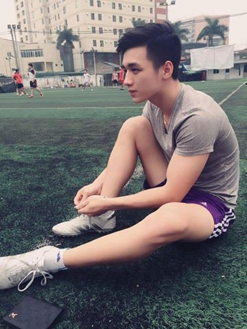 Trong ảnh, dù không khoác trên mình bộ đồng phục công An, nhưng anh chàng này vẫn khiến nhiều fan nữ phải mê đắm mà ngắm nhìn.