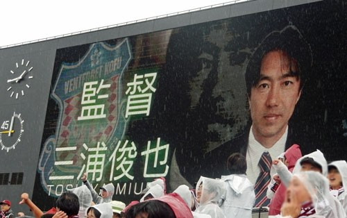 Tại sao bau Duc ket nỏ dĩa huán luyẹn vien Miura-Hinh-3