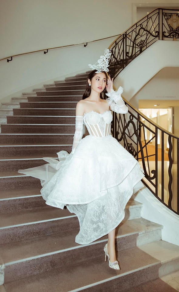 Ngay sau khi những bức ảnh của Quỳnh Hương được đăng tải trên MXH đã nhận được không ít những lời bình luận từ CĐM. Đa phần đều cho rằng, lần ra quân này của đoàn "gà cưng" của bầu Vũ Khắc Tiệp hoàn toàn thất bại.