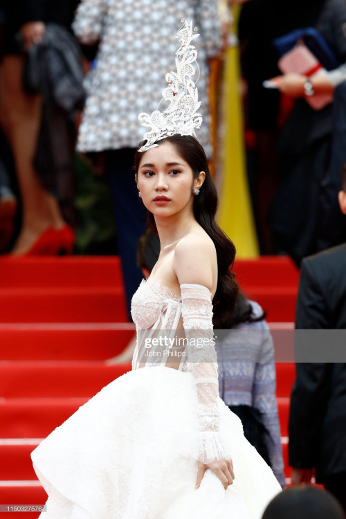 Xuất hiện trên thảm đỏ của LHP Cannes 2019 cùng với đàn chị Ngọc Trinh, Quỳnh Hương diện váy trắng xuyên thấu cực táo bạo.