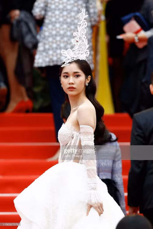 Xuất hiện trên thảm đỏ của LHP Cannes 2019 cùng với đàn chị Ngọc Trinh, Quỳnh Hương diện váy trắng xuyên thấu cực táo bạo.